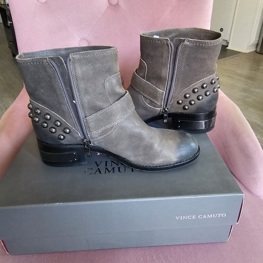 EUC Vince Camuto Windetta Lead Silk Goat size 8M boot